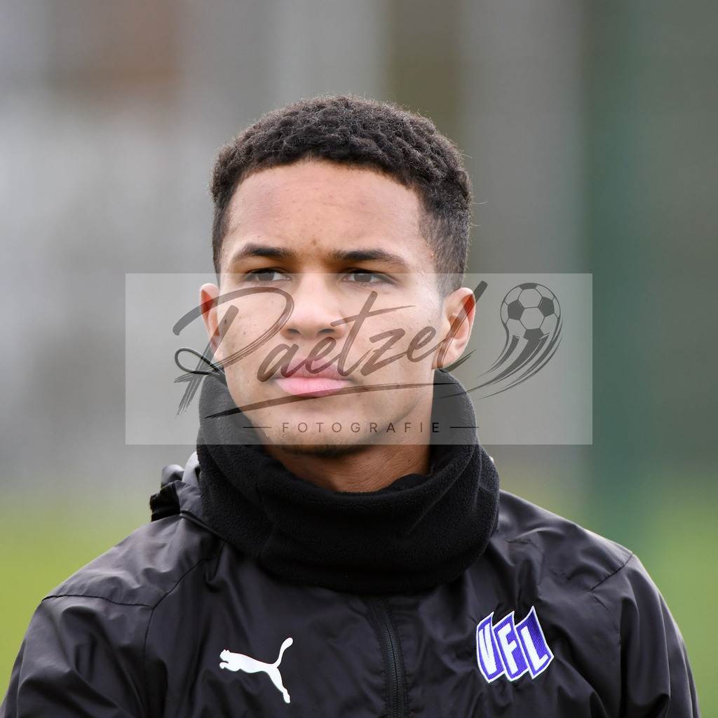 20200221_TRAOSN_0039 | Fussball, Herren: Felix Agu (VfL Osnabrueck) schaut waehrend der Trainingseinheit des VfL Osnabrueck im Sportpark Illoshoehe am 21.02.2020 in Osnabrueck, Deutschland. - Realisiert mit Pictrs.com