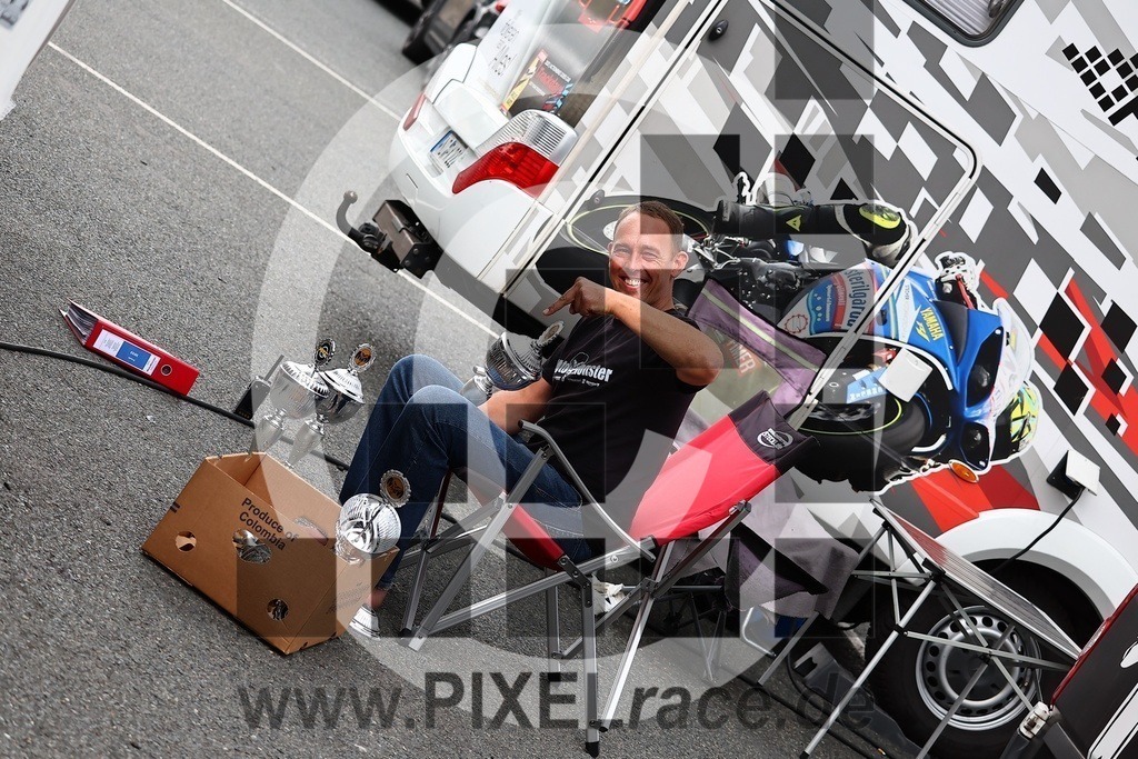 social-20250830_08206 | Schöne Erinnerungen an spannende Momente - das festzuhalten ist unser Job. PIXELrace.de ist seit 2003 auf den Rennstrecken Europas unterwegs um die Action draußen beim Fahren und die wunderbare Stimmung imm Fahrerlager für euch einzufangen.