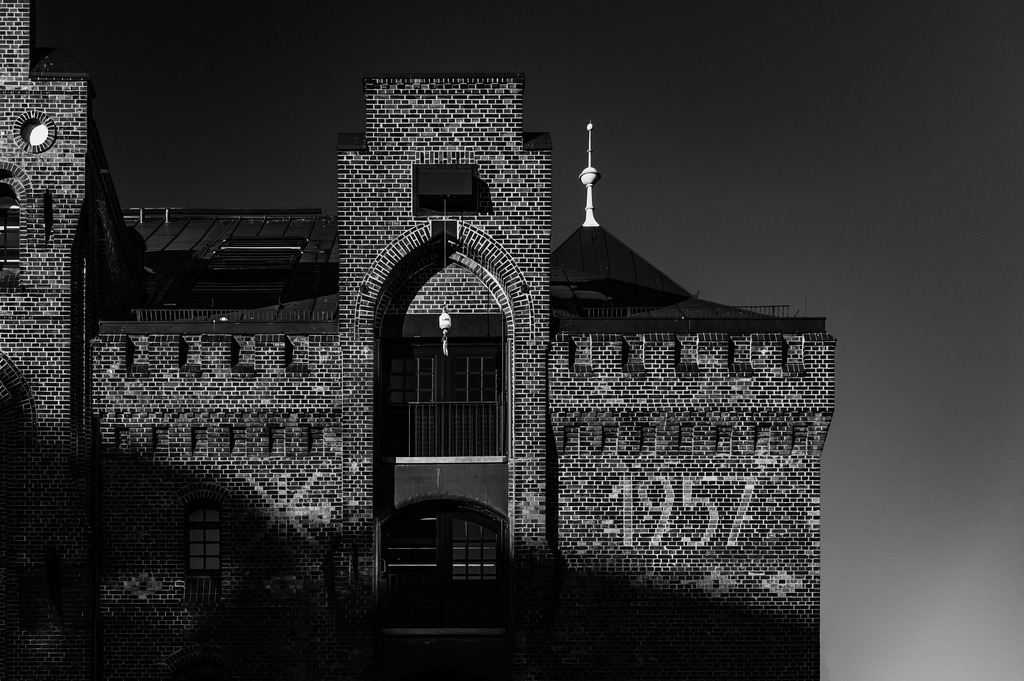 2024_01_18_HH-HAFENCITY_MCP6357 sw_01 | Hochwertig gedruckte Fotografien für die Wand, als Kalender und zum Verschenken. Hamburg & Norddeutschland und überall wo ich mit der Kamera unterwegs war.