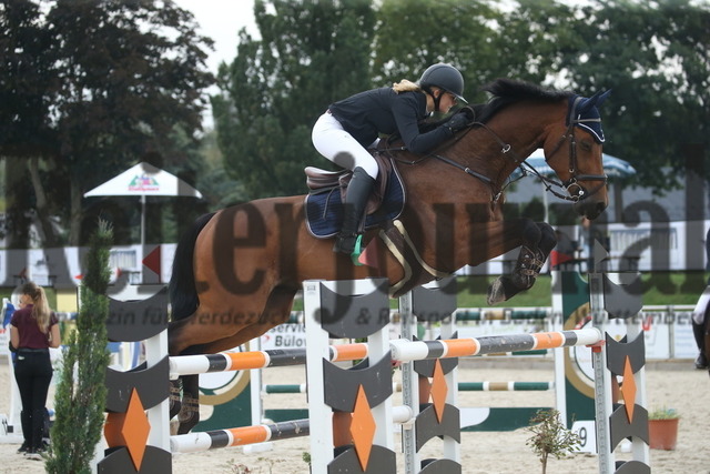 Durmersheim_2022_Prfg.Nr.04_Zwei-Phasen-Springen_Kl.S_Lilly Schmitt_Montreau M (1) | Alle Fotos der Reiterjournal Fotografin Doris Matthaes im Reiterjournal Online-Fotoshop. - Realisiert mit Pictrs.com