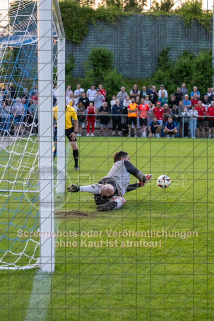 20250616_211623_1153 | #,  TV Eybach (weiß) vs. 1.FC Donzdorf II (rot), Fussball, Entscheidungsspiel 3 in Kreisliga A3 - Bezirk Neckar/Fils, Saison 2024/2025, Rasensportplatz, Staufenecker Str. 41, 73084 Salach, 16.06.2025 - 18:30 Uhr,Foto: PhotoPeet-Sportfotografie/Peter Harich