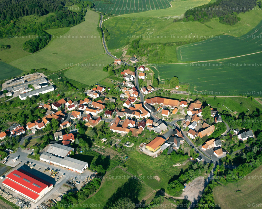 2634698 | RüSTUNGEN 09.06.2006 Landwirtschaftliche Nutzflächen und Feldgrenzen  umsäumen das Siedlungsgebiet des Dorfes in Rüstungen im Bundesland Thüringen, Deutschland // Agricultural land and field boundaries surround the settlement area of the village  in Rüstungen in the state Thuringia, Germany Foto: Gerhard Launer