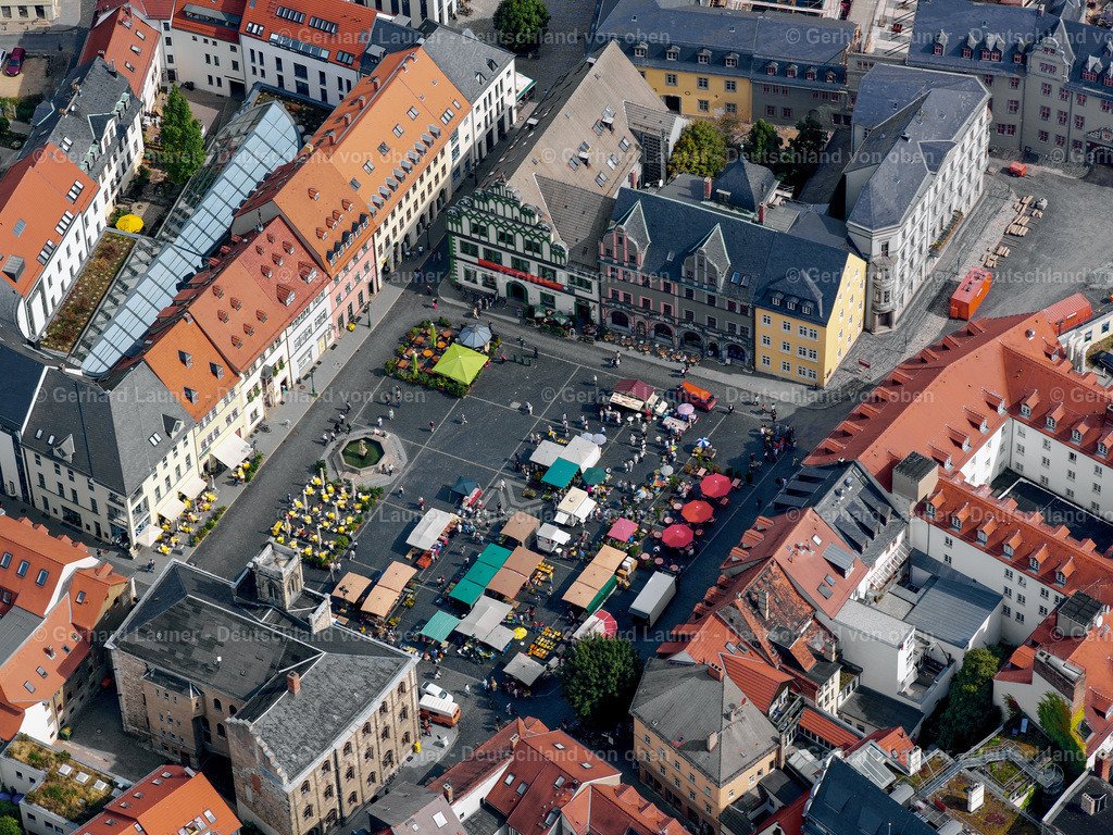 23P0583 | WEIMAR  Verkaufs- und Imbissstände und Handelsbuden mit dem Weimarer Stadthaus und der " Tourist Information Weimar " am Markt in Weimar im Bundesland Thüringen, Deutschland. Weiterführende Informationen bei: weimar GmbH. // Sale and food stands and trade stalls in the market place with the Weimarer Stadthaus on Markt in Weimar in the state Thuringia, Germany. Further information at: weimar GmbH. Foto: Gerhard Launer