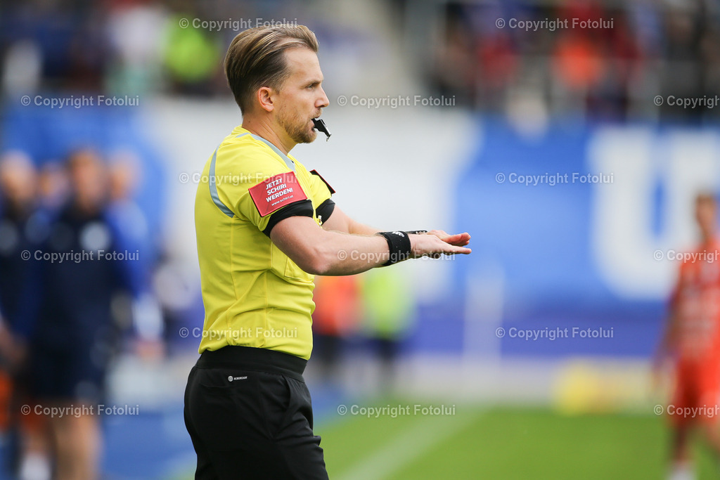 A_LUI_20230806_0042 | SPORT FUSSBALL ADMIRAL BUNDESLIGA  2023/24
FC BLAU WEIß LINZ VS TSV EGGER GLAS HARTBERG
IM BILD: Julian Weinberger (Schiedsrichter)
FOTO:FOTOLUI/UW