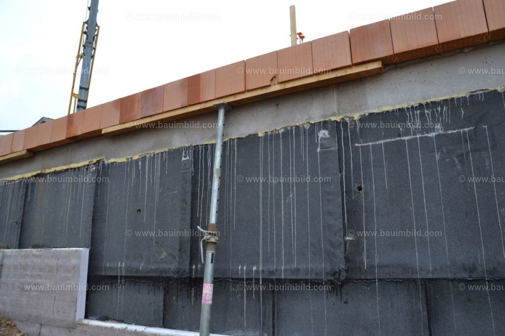 Außenmauerwerk EG mit Überstand  | Betonkeller mit erster Ziegelschar für Mauerwerk EG, Ziegel mit Überstand für spätere Kellerdämmung