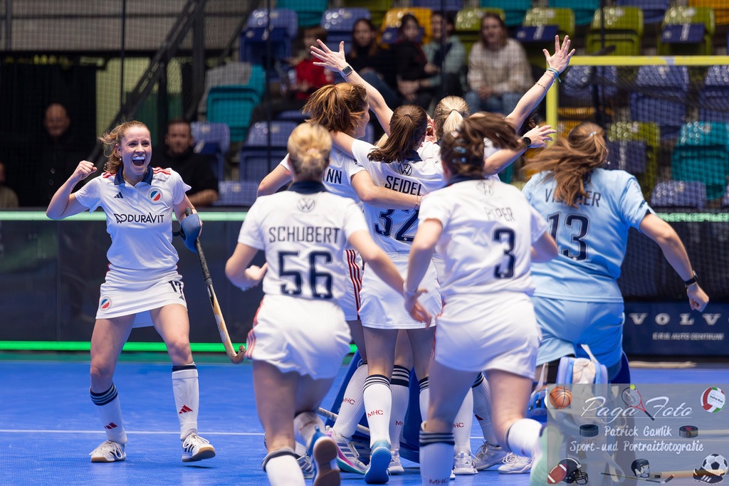 Volvo E.R.B. Final 4 Halbfinale Frauen: Mannheimer HC - Düsseldorfer HC, 25.01.2025 | Carolin Seidel (Mannheimer HC #32) &amp; Lisa Mayerhöfer (Mannheimer HC #17) &amp; Chiara Vischer (Mannheimer HC #13) &amp; Sonja Zimmermann (Mannheimer HC #11) &amp; Fiona Felber (Mannheimer HC #6) &amp; Julie Pieper (Mannheimer HC #3) &amp; Laura Schubert (Mannheimer HC #56), Mannheimer HC - Düsseldorfer HC, Frankfurt, Süwag Arena, 25.1.2025 - Realisiert mit Pictrs.com