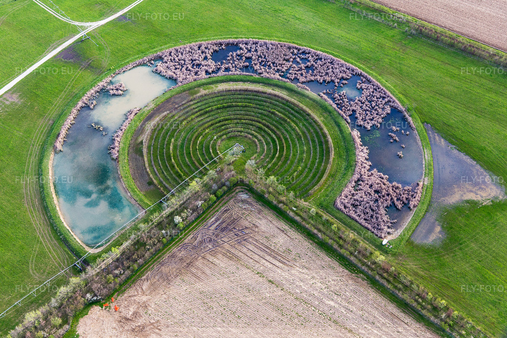 Vue aérienne: Arches circulaires d'un système d'irrigation pivotant sur un biotope et des champs agricoles à Pavia di Udine dans le département Udine, Italie. Photo: IMG_105801.jpg prise le 08/04/2018 par Werner Riehm/FLY-FOTO.eu – Résolution de l'original: 5093 x 3396 px