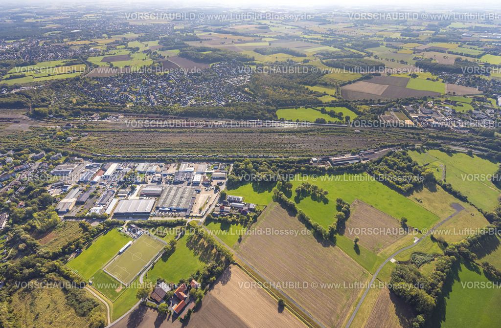 Hamm250900311 | Luftbild, Rangierbahnhof Hamm, Gewerbegebiet Schieferstraße und Wohngebiet Ortsteil Lohauserholz, Fernsicht mit Wiesen und Feldern, Stadtbezirk Pelkum, Hamm, Ruhrgebiet, Nordrhein-Westfalen, Deutschland