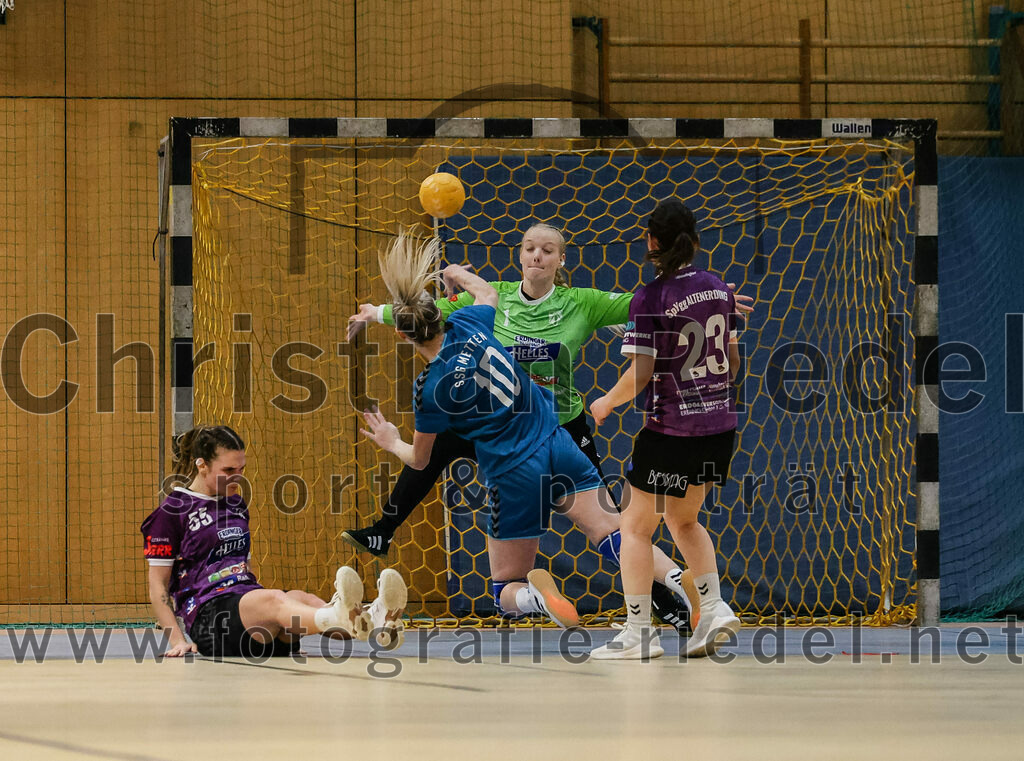 2024-02-24_082_SpVgg_Altenerding_gegen_SSG_Metten_Frauen | Erding, Deutschland, 24.02.2024:
Handball, Bezirksoberliga Frauen Altbayern 2023 / 2024, 15. Spieltag, SpVgg Altenerding gegen SSG Metten, Endergebnis: 32:28

Verena Bauer (SpVgg Altenerding, #55), Lena Steininger (SSG Metten, #10), Torfrau Hanna Obermair (SpVgg Altenerding, #1), Katharina Künstner (SpVgg Altenerding, #23)

Foto: Christian Riedel / fotografie-riedel.net