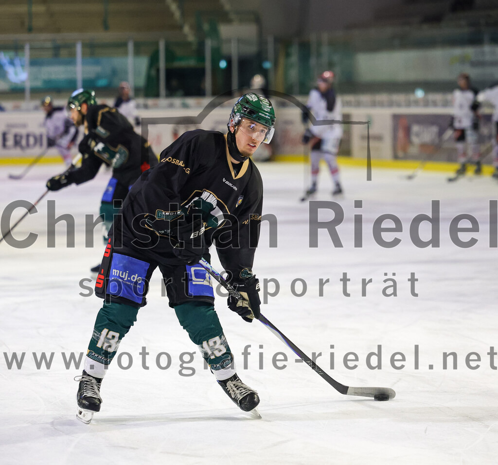 2025-12-14_001_TSV_Erding_gegen_ECDC_Memmingen_Indians | Erding, Deutschland, 14.12.2025:Eishockey, Oberliga Süd 2025 / 2026, 26. Spieltag, TSV Erding gegen ECDC Memmingen Indians, Endergebnis: 1:2Björn Salhi (Erding Gladiators, #13)Foto: Christian Riedel / fotografie-riedel.net