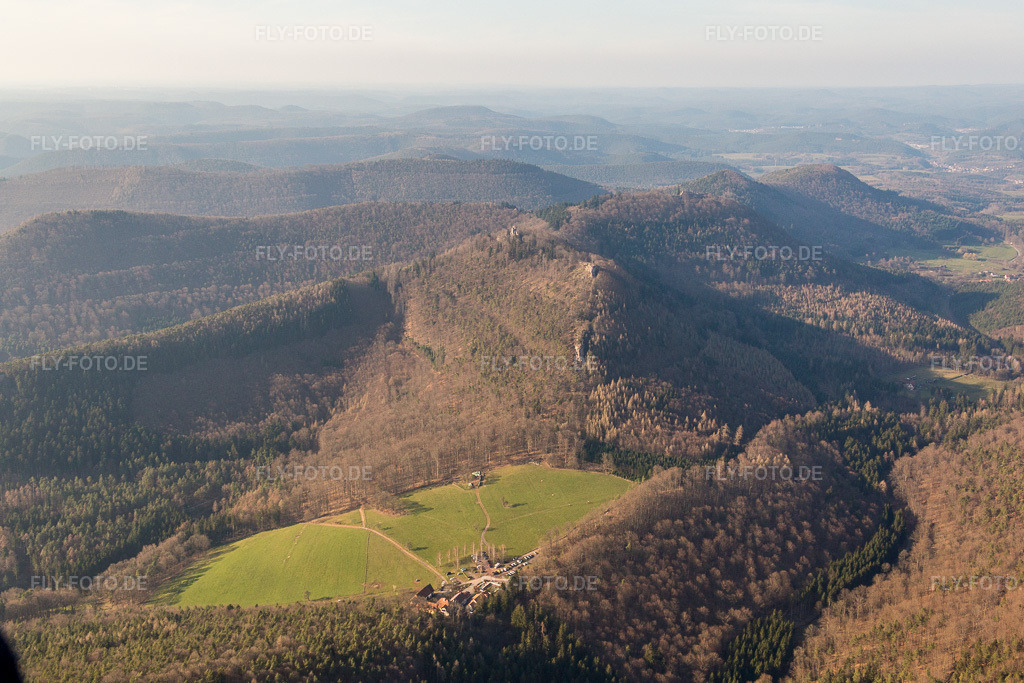Luftbild: Gimbelhof in Wingen im Bundesland Bas-Rhin in Frankreich. – Foto: IMG_086692.jpg vom 26.03.2016 durch Werner Riehm/FLY-FOTO.de – Auflösung des Originals: 5167 x 3444 px