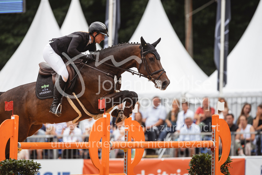 240906_BuCha_GP-604 | Deine schönsten Turniermomente als professionelle Fotos! Entdecke hochwertige Pferdesport-Fotografie im Online-Shop. Jetzt Fotos finden & bestellen!