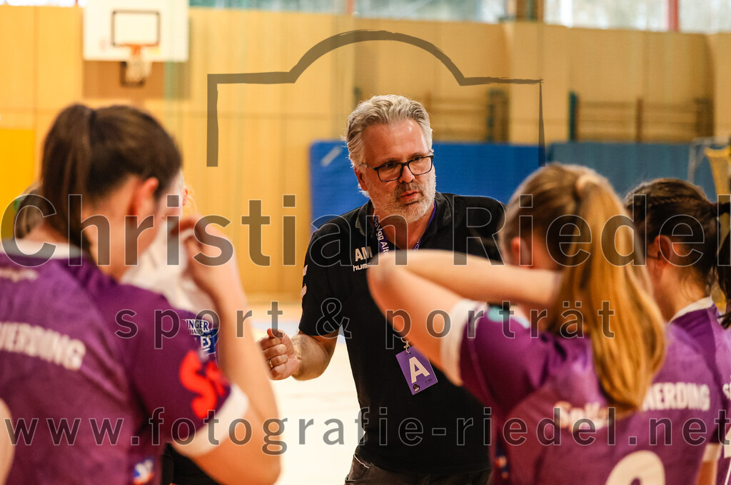 2024-03-09_049_SpVgg_Altenerding_gegen_Eintracht_Dachau-Karlsfeld | Erding, Deutschland, 09.03.2024:
Handball, Bezirksoberliga Frauen Altbayern 2023 / 2024, 17. Spieltag, SpVgg Altenerding gegen Eintracht Dachau-Karlsfeld, Endergebnis: 26:25

Trainer Andreas Mittermeier (SpVgg Altenerding)

Foto: Christian Riedel / fotografie-riedel.net