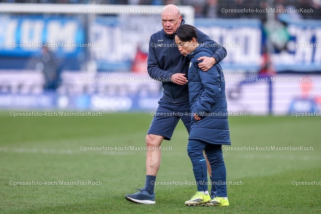 BOC14022601066 | 15.02.2026, Fußball, VfL Bochum - SC Paderborn 07, 2. Fußball Bundesliga, 22. Spieltag, Vonovia Ruhrstadion, Saison 2025 2026: Gemischte Gefühle bei den Spielern nach dem 0:0 Unentschieden. Cheftrainer Uwe Rösler (VfL Bochum #hc) neben Koji Miyoshi&nbsp;(VfL Bochum #23)  DFB regulations prohibit any use of photographs as image sequences and or quasi-video.