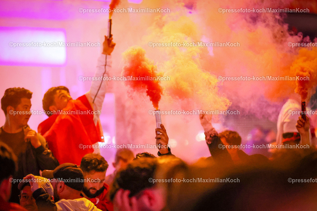 HHmx02072401042 | 02.07.2024, Hamburg, Tausende türkische Fans feiern nach dem Sieg der Türkei auf der hamburger Reeperbahn den Einzug ins Viertelfinale. Es werden jubelnd Rauchtöpfe, bengalos, Blinker, bengalisches Feuer und Feuerwerk gezündet. 