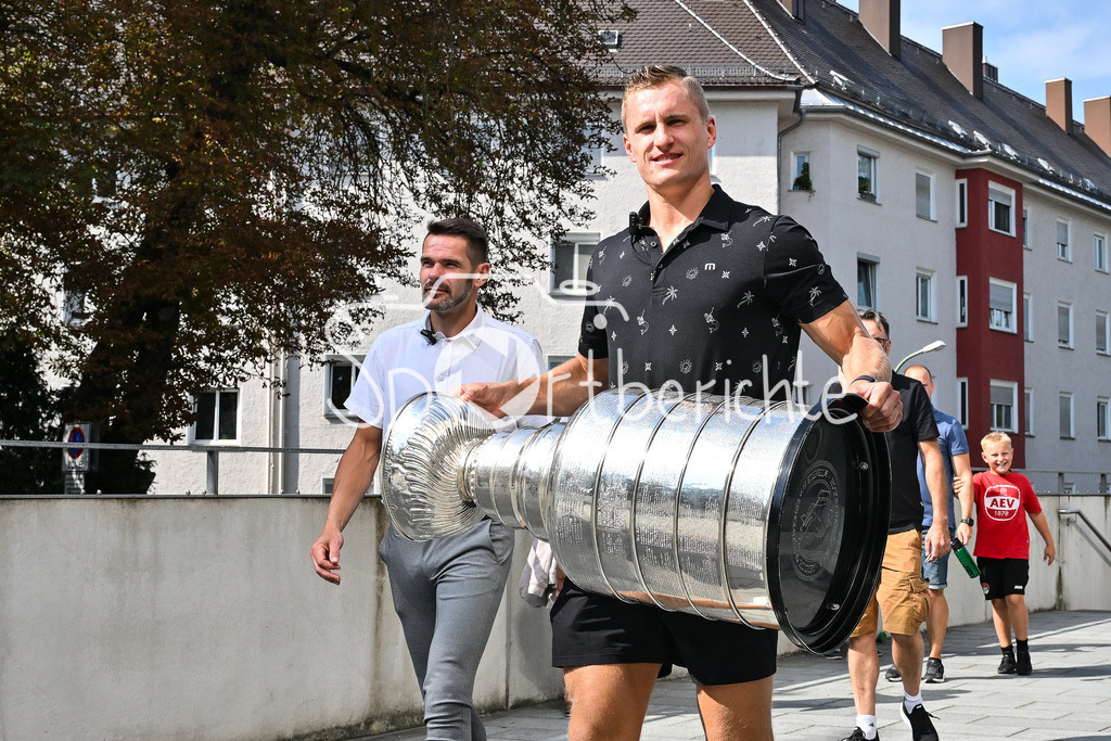 Cup Day | Nico Sturm präsentiert in Augsburg den Stanley Cup, den er bereits zum zweiten mal gewinnen konnte