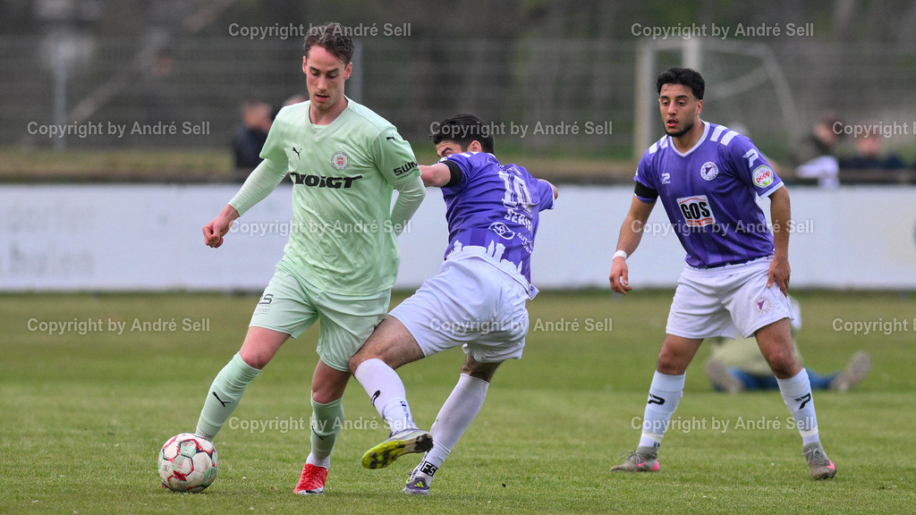 VfR Neumünster (lila) vs PSV Neumünster (grün) | Ilir Serifi (VfR #10) vs Jesper Tiedemann (PSV #11) / Fußball-Oberliga Männer 2025/2026 / VfR Neumünster (lila) vs PSV Neumünster (grün) / Grümmi-Arena / Neumünster / 15.04.26 - Realisiert mit Pictrs.com