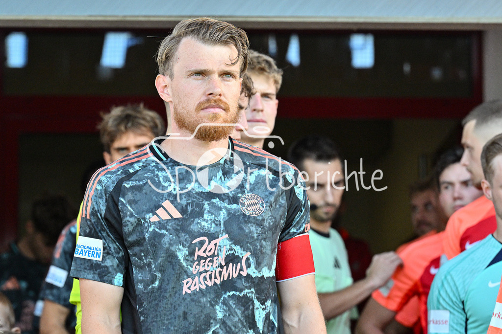 SpVgg Hankofen-Hailing - FC Bayern Amateure | Im Bild Steve BREITKREUZ (FC Bayern München II #5) vor der Partie / Regionalliga Bayern: SpVgg Hankofen-Hailing - FC Bayern München II, Maierhofer-Bau Stadion am 20.09.2024