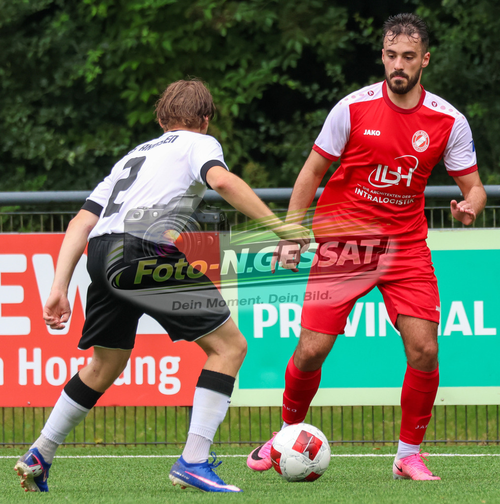 FC RW Kirchlengern - Post TSV Detmold | Auf dem Bild zu sehen: Rot FC RW Kirchlengern: Florent Berisha ; weiß TuS Ahmsen: Simon Friedrich FC RW Kirchlengern, TuS Ahmsen, Saison 26/27, Testspiel, Deutschland - Realisiert mit Pictrs.com