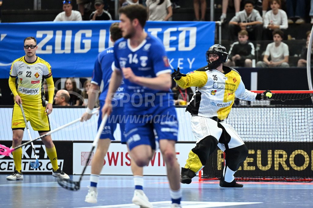 Zug United - HC Rychenberg - 25. April 2026 | Eric Kunz (#35 HC Rychenberg Winterthur), links Michel Wöcke (#22 HC Rychenberg Winterthur) am L-UPL Superfinal-Spiel zwischen Zug United und HC Rychenberg am 25. April 2026 in der BCF Arena, Fribourg, Schweiz.Bild: Sportfotografie Markus Aeschimann | www.markus-aeschimann.ch - Realisiert mit Pictrs.com