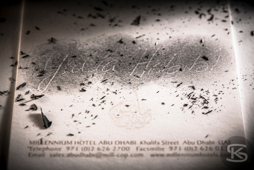 Hidden Messages von Stefan Kuhn – Fotografische Spuren und kreative Geschichten | Entdecken Sie die Fotoserie „Hidden Messages“: Fotografien alltäglicher Spuren, wie Hotelnotizen, die zu fiktiven Geschichten und imaginären Vergangenheiten inspirieren. Kreative Fotokunst zum Entdecken. - Realisiert mit Pictrs.com