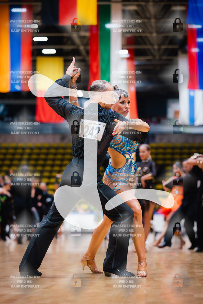 Hessen Tanzt WDSF Open Senior I Latin 11th (242) Thomas Unterer _ Ines Unterer (Regio Tanzclub Freiburg)-2025-05-17-2139 | Webshop for digital downloads and prints of dance sport, event & show photographer Julian Link - Realisiert mit Pictrs.com