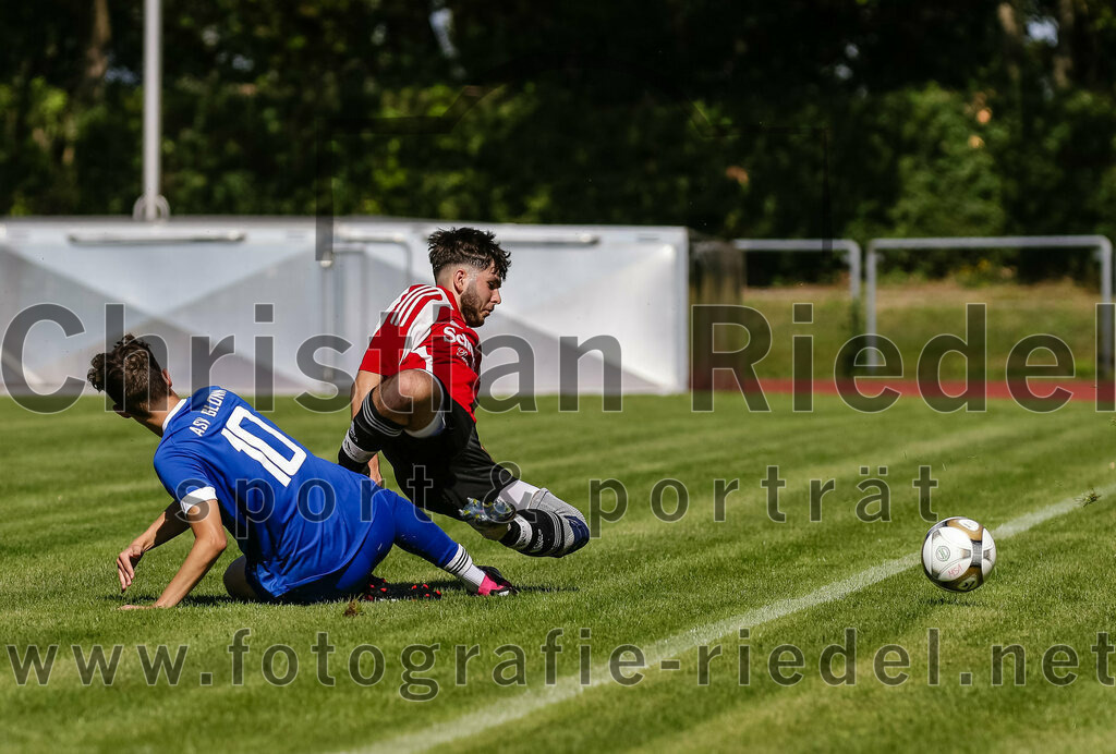 2023-09-16_030_SG_Markt_Schwaben_gegen_ASV_Glonn | Markt Schwaben, Deutschland, 16.09.2023:
Fußball, Kreisklasse 2023 / 2024, 5. Spieltag, (SG) Markt Schwaben gegen ASV Glonn, Endergebnis: 3:0

Valentin Hain (ASV Glonn, #10), Johannes Huber (SG Markt Schwaben, #3)

Foto: Christian Riedel / fotografie-riedel.net