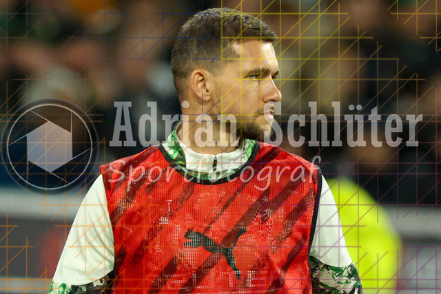 Borussia Mönchengladbach vs SC Freiburg - Bundesliga  | Mönchengladbach, Deutschland, 05.10.25:   Kevin Stöger (Borussia Mönchengladbach) schaut waehrend des Spiels der Bundesliga zwischen Borussia Mönchengladbach vs SC Freiburg im Stadion im Borussia Park(Foto von Brauer-Fotoagentur / Adrian Schlueter)