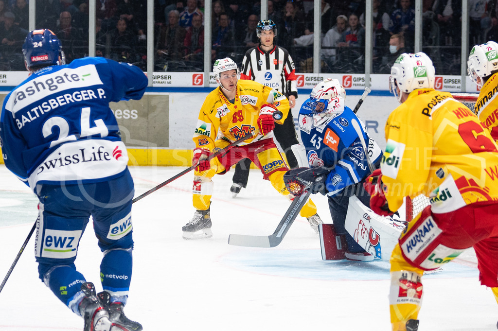 Playoffs: ZSC Lions - EHC Biel-Bienne | 04.04.2022, Zurich, Hallenstadion, Playoffs: ZSC Lions - EHC Biel-Bienne, #43 Torhüter Jakub Kovar (ZSC) wehrt einen Bieler Schuss ab, #89 Tino Kessler (Biel) hofft auf einen Abpraller. - Realized with Pictrs.com