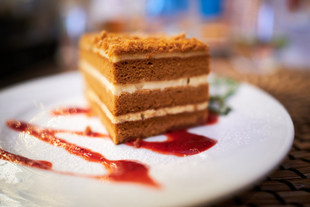 Süsser Kuchen auf einem Teller | Nina, Litauen - August 15, 2022: Süsser Kuchen auf einem Teller. - Realisiert mit Pictrs.com