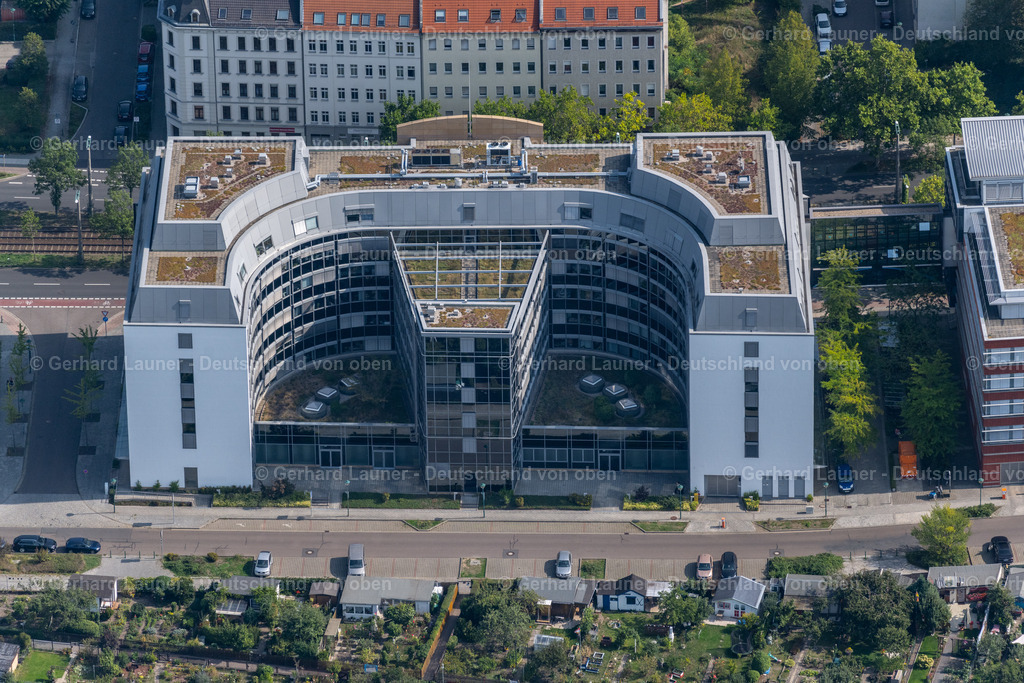 4039381 | LEIPZIG 14.09.2020 Verwaltungsgebäude der staatlichen Behörde der Stadt mit mehreren Behörden an der Karl-Siegismund-Straße im Ortsteil Zentrum-Südost in Leipzig im Bundesland Sachsen, Deutschland. Weiterführende Informationen bei: Stadt Leipzig. // Administration building of the state authority of the city with several authorities on Karl-Siegismund-Strasse in the district Zentrum-Suedost in Leipzig in the state Saxony, Germany. Further information at: Stadt Leipzig. Foto: Gerhard Launer