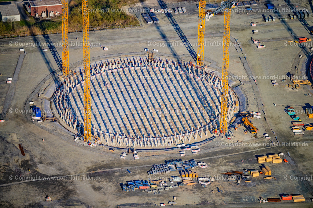 Stade_Bützfleth_Lng_Baustelle_ELS_4482060425 | STADE 06.04.2025 Baustelle zum Neubau LNG Erdgas und Flüssiggas- Hoch- Speicherbehälter an der Straße Bützflethersand im Ortsteil Bützfleth in Stade im Bundesland Niedersachsen, Deutschland. Weiterführende Informationen bei: Buss Group GmbH & Co. KG,  Depenbrock Bau GmbH & Co. KG,  Deutsche Energy Terminal GmbH,  Dow Deutschland Anlagengesellschaft mbH,  Gasunie Deutschland Transport Services GmbH,  Hanseatic Energy Hub GmbH,  Landesamt für Bergbau, Energie und Geologie,  Niedersachsen Ports GmbH & Co. KG,  Partners Group AG. // Construction site for new LNG natural gas and liquid gas high storage tank on street Buetzflethersand in the district Buetzfleth in Stade in the state Lower Saxony, Germany. Further information at: Buss Group GmbH & Co. KG,  Depenbrock Bau GmbH & Co. KG,  Deutsche Energy Terminal GmbH,  Dow Deutschland Anlagengesellschaft mbH,  Gasunie Deutschland Transport Services GmbH,  Hanseatic Energy Hub GmbH,  Landesamt fuer Bergbau, Energie und Geologie,  Niedersachsen Ports GmbH & Co. KG,  Partners Group AG. Foto: Martin Elsen