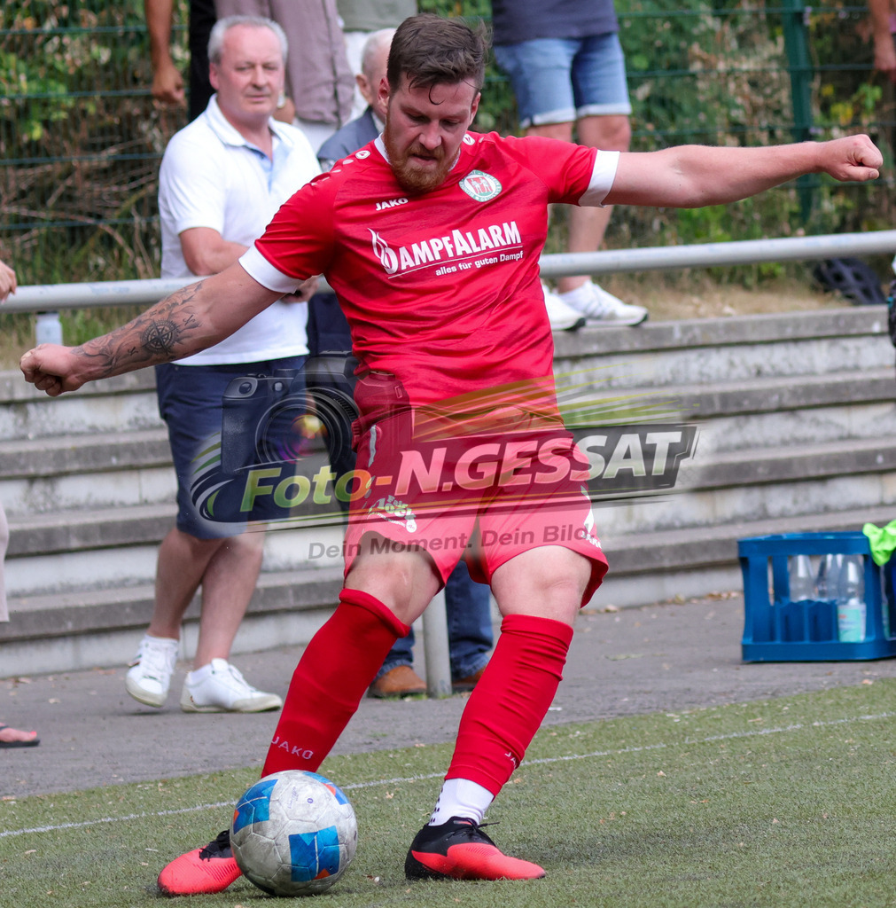 Bünder SV - TV Elverdissen | Auf dem Bild zu sehen: rot Bünder SV: Fabian SchnelleBünder SV, TV Elverdissen, Saison 26/27, Kreisliga A, Bünde, Deutschland - Realisiert mit Pictrs.com