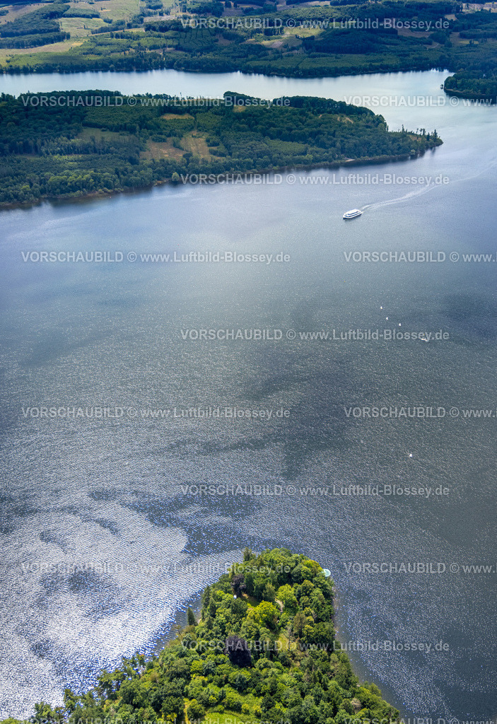 Moehnesee240707393 | Luftbild, LinkTurm an der Landzunge am Möhnesee beim Hotel Haus Delecke, bewaldeter Uferbereich, Segelboote und Ausflugsschiff an der Landzunge Friedwald, Fernsicht und blauer Himmel mit Wolken, Blick ins Sauerland, Delecke, Möhnesee, Sauerland, Nordrhein-Westfalen, Deutschland