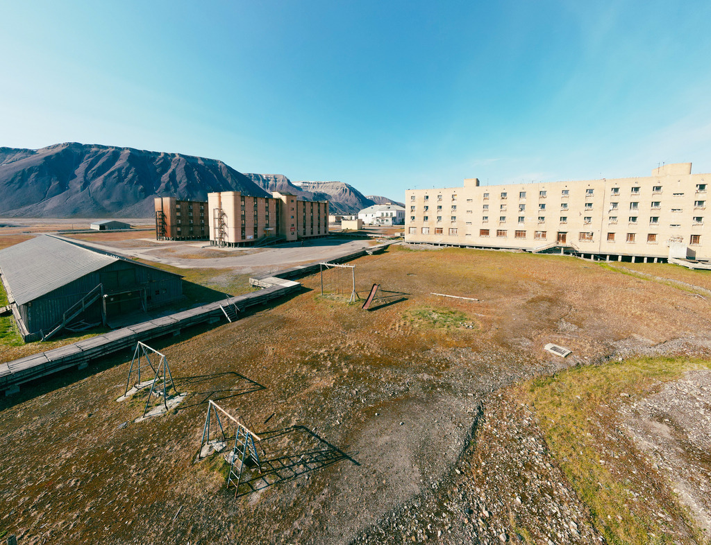 Pyramiden-auf-Spitzbergen-aus-der-Luft 16 - URBANISTER | default - Realisiert mit Pictrs.com