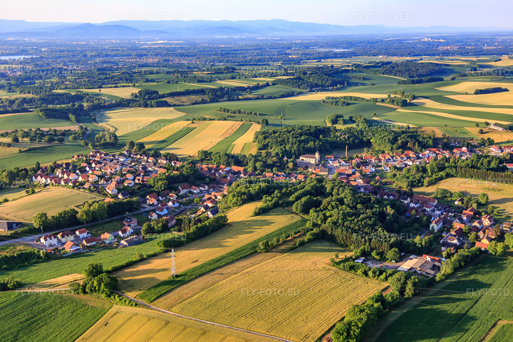 Vue aérienne: Vue de la ville depuis le nord à Neewiller-près-Lauterbourg dans le département Bas Rhin, France.Photo: IMG_082905.jpg prise le 26/06/2015 par Werner Riehm/FLY-FOTO.euRésolution de l'original: 5472 x 3648 px