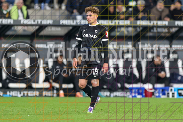 Borussia Mönchengladbach vs SC Freiburg - Bundesliga  | Mönchengladbach, Deutschland, 05.10.25:   Philipp Treu (SC Freiburg) schaut waehrend des Spiels der Bundesliga zwischen Borussia Mönchengladbach vs SC Freiburg im Stadion im Borussia Park(Foto von Brauer-Fotoagentur / Adrian Schlueter)