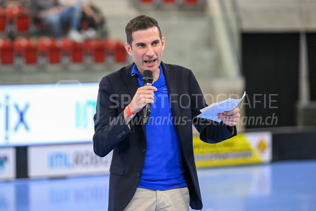 HC Rychenberg vs Floorball Köniz - 18. Dezember 2022 | HC Rychenberg vs Floorball Köniz
AXA Arena, Winterthur
Lukas Gyger verabschiedet langjährige Spitzenschiedsrichter und Funktionäre.
Bild: Sportfotografie Markus Aeschimann | www.markus-aeschimann.ch - Realisiert mit Pictrs.com