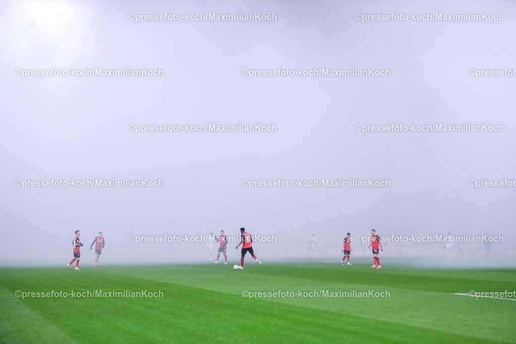 DFB05022501017 | 05.02.2025, Fußball, DFB-Pokal Viertelfinale, Bayer 04 Leverkusen - 1.FC Köln, BayArena, Saison 2024 2025: Spielunterbrechung aufgrund von Starkem Nebel nach der Choreografie der Kölner Ultras. Rauchentwicklung durch Pyrotechnik Bengalisches Feuer führt zu VerzögerungenDFB regulations prohibit any use of photographs as image sequences and or quasi-video.