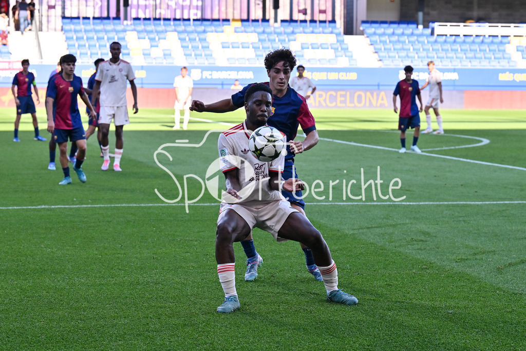 FC Barcelona U19 - FC Bayern München U19 | im Duell Michael SCOTT (FCB #11) und Jan VIRGILI (FC Barcelona U19 #7) / Zweikampf / UEFA Youth League: FC Barcelona U19 - FC Bayern München U19, Estadi Johan Cruyff am am 23.10.2024
