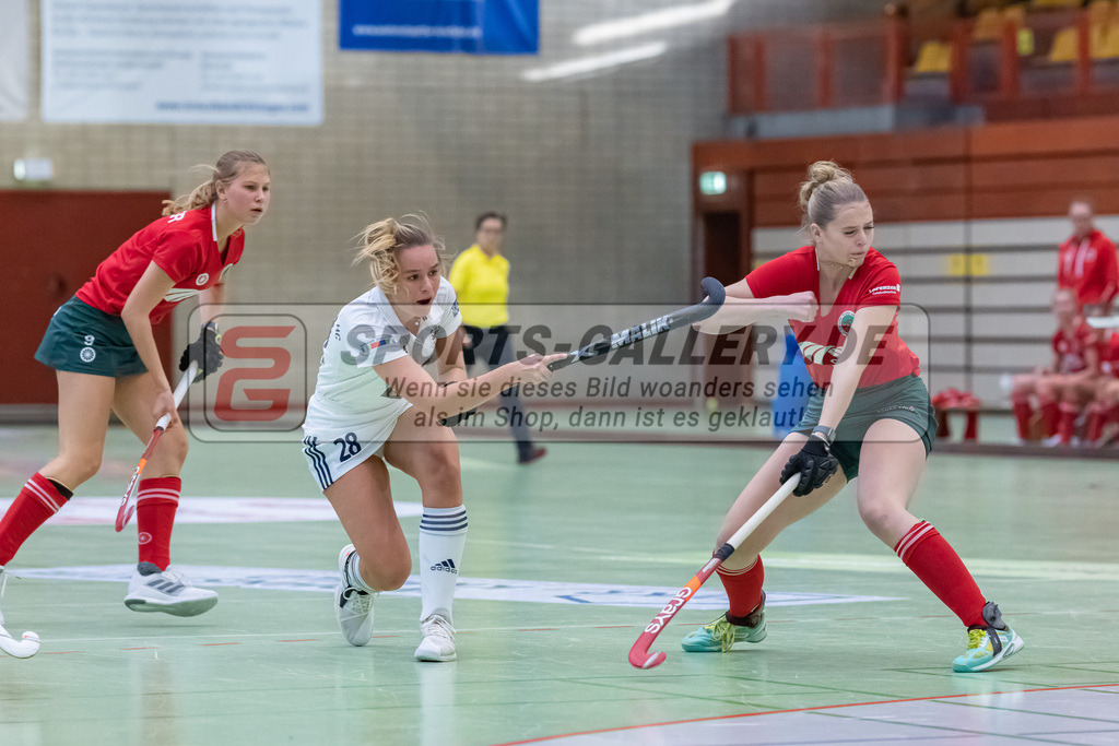 HK_20221126_101752 | 1. Bundesliga ( Halle ) Damen Crefelder HTC - Düsseldorfer HC am 27.11.2022 Crefelder HTC, Krefeld , Luca Scheuten ( Düsseldorfer HC #20 ) , Hebert Myrthe ( Crefelder HTC #71 )