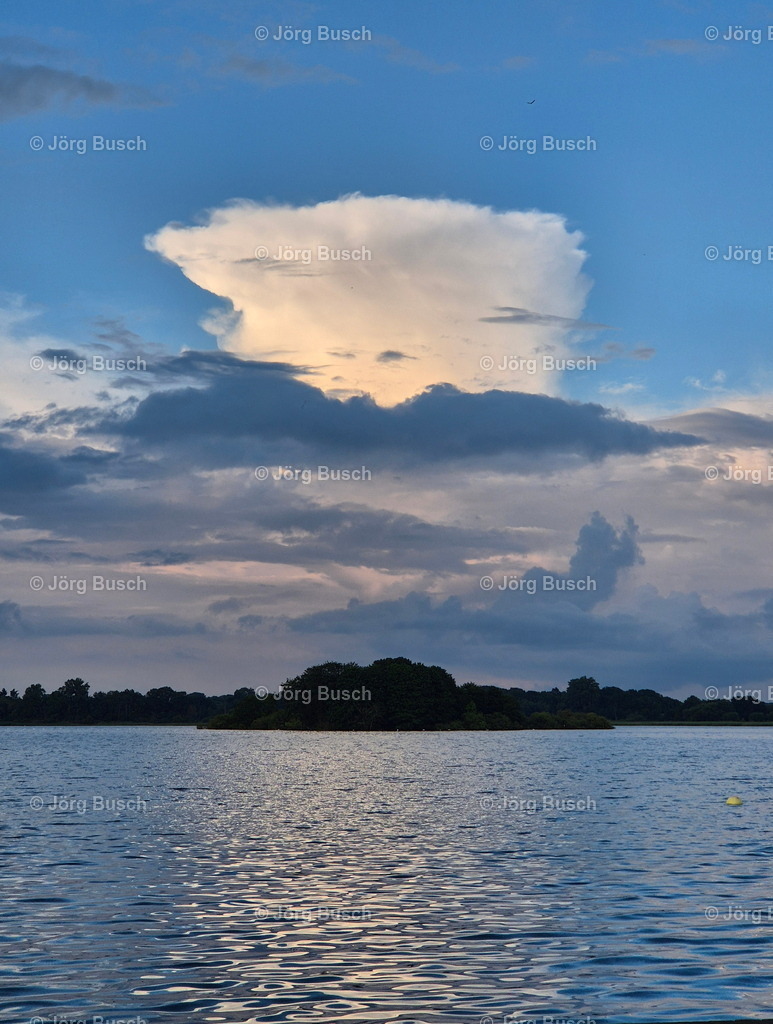 Wolke über Insel im See | Dieser Shop bietet Fotos und Videos aus den Bereichen Fallschirmspringen, Landschaft und Luftbild - Realisiert mit Pictrs.com