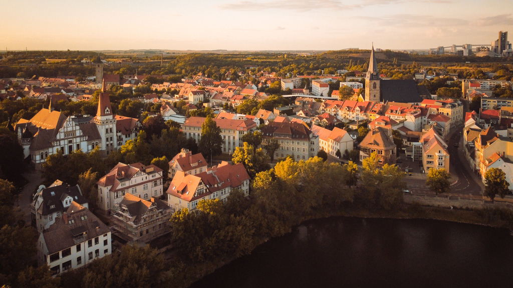 Sonnenaufgang über der Bernburger Talstadt | Wir machen aus Ihren Bildern Erinnerungen für die Ewigkeit | Hochwertige Fotografien für Ihr zu Hause. - Realisiert mit Pictrs.com