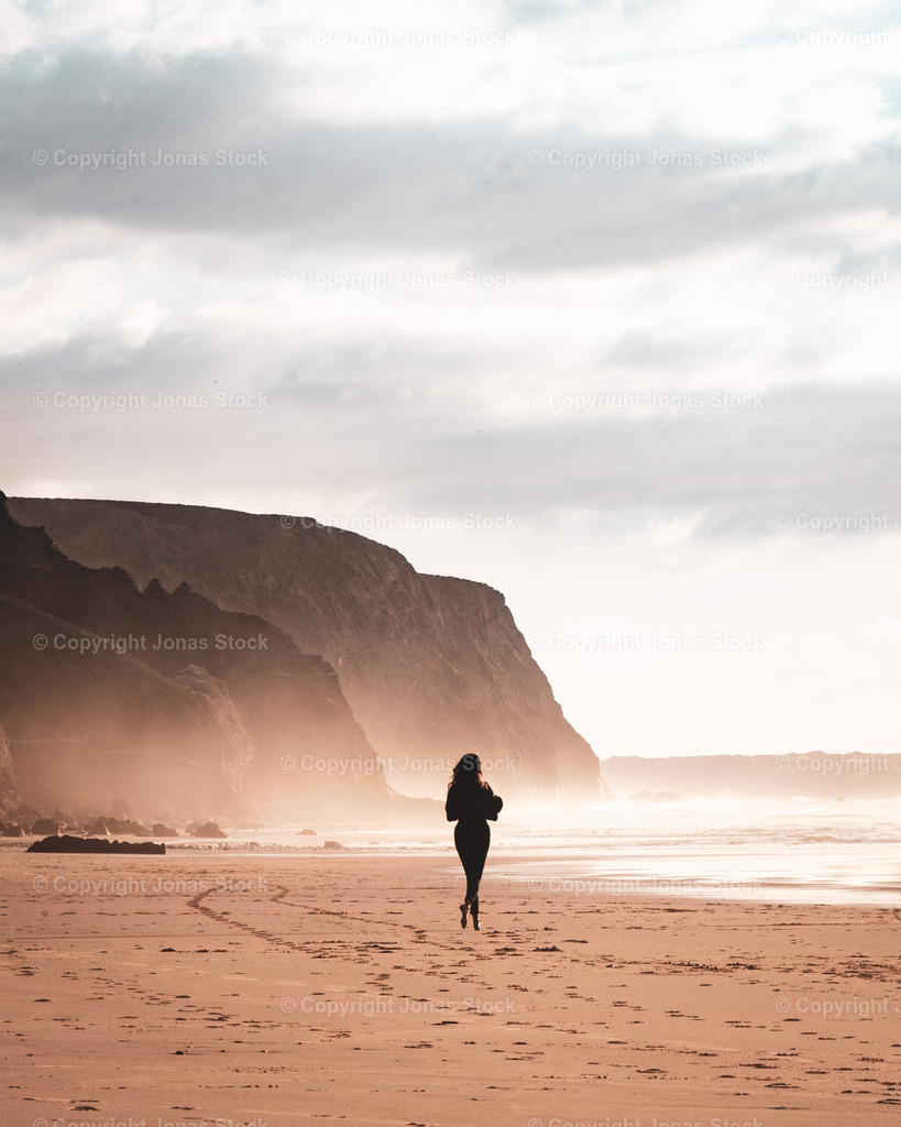The Ballerina | I caught the spark of the moment of my friend "dancing" along the beach during sunset at the portuguese Westcoast.  - Realisiert mit Pictrs.com