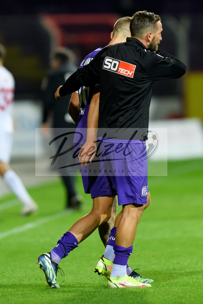 OSNVKO20210906_54 | Fussball, Herren: Marc Heider (VfL Osnabrueck) und Sebastian Klaas (VfL Osnabrueck) Schlussjubel, jubeln nach dem 3:0 Sieg beim Spiel der 3. Liga zwischen VfL Osnabrueck und FC Viktoria Koeln im Stadion an der Bremer Bruecke am 06.09.2021 in Osnabrueck, Deutschland.DFB / DFL REGULATIONS PROHIBIT ANY USE OF PHOTOGRAPHS AS IMAGE SEQUENCES AND/OR QUASI-VIDEO. - Realisiert mit Pictrs.com