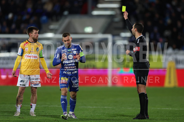 TSV Egger Glas Hartberg vs SV Oberbank Ried – Austrian Bundesliga Match | The image shows Philipp Pomer (Ried) becomes the yellow card, at the Bundesliga match TSV Hartberg vs SV Ried at Profertil Arena Hartberg. 22.11.2025