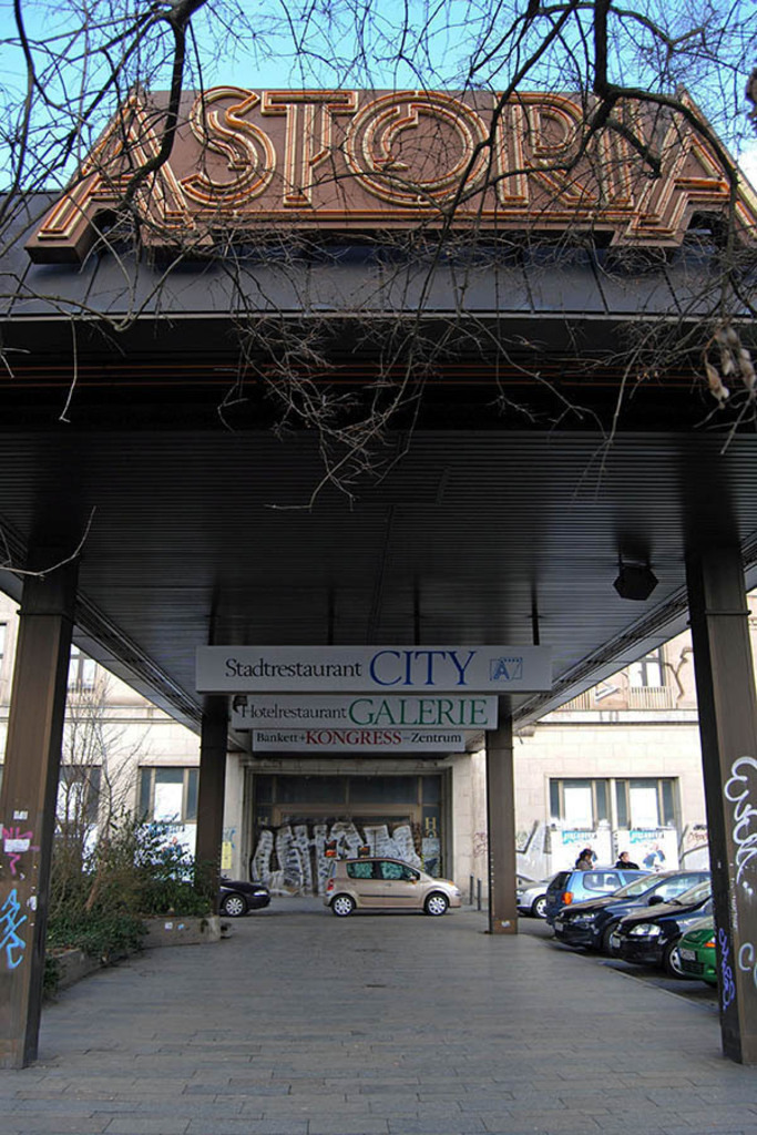 Hotel Astoria (2013) | Entdecke über 20 Kategorien Leipzig-Motive: Foto-Downloads, hochwertige Poster, Leinwand- & Fine-Art-Prints. Jetzt Lieblingsfoto im Bildlexikon Leipzig Shop bestellen!