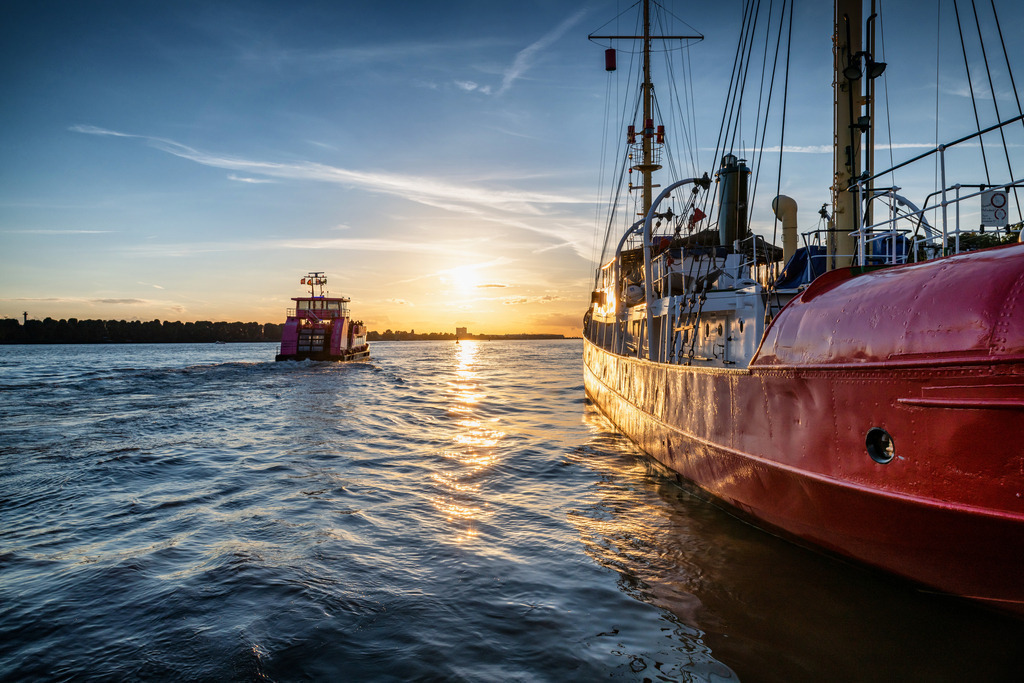 10231105 - Der Sonne entgegen | Blick über die Elbe auf eine Hafenfähre vor der untergehenden Sonne.