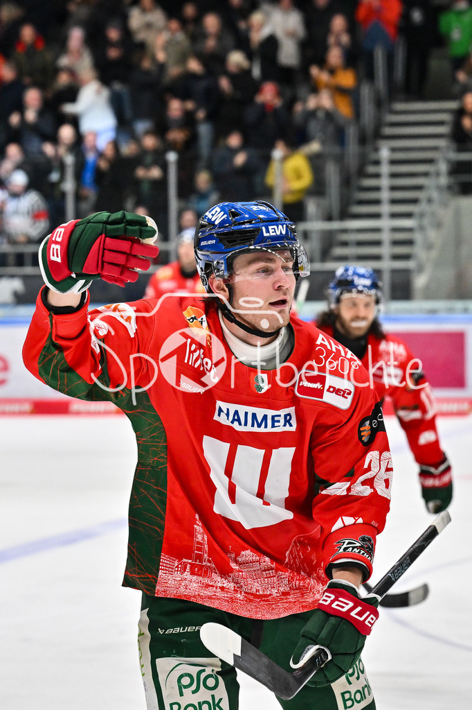 Augsburger Panther - Schwenninger Wild Wings | AUGSBURG, GERMANY - 02. JANUARY: Jubel der Panther nach dem Treffer zum 7-5 durch Alexander BLANK (Augsburger Panther 26) / Tor / Torschuetze / Freude / Happy während dem Match zwischen den Augsburger Panthern und den Schwenninger Wild Wings am 35. Spieltag der Penny DEL im Curt Frenzel Stadion