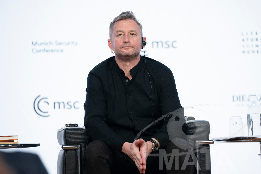 _DWA2744 | Die MSC Security and Literature Series der Münchner Sicherheitskonferenz wird von der ZEIT mitveranstaltet und vom Literaturhaus München unterstützt. Am Donnerstag, 12. Februar (19-20 Uhr), spricht Autor Serhiy Zhadan aus Charkiw mit Chrystia Freeland, Sonderbeauftragte für den Wiederaufbau der Ukraine und ehemalige stellvertretende Premierministerin Kanadas, über die Zukunft der Ukraine - Realisiert mit Pictrs.com